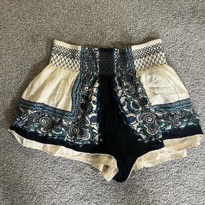 Pattern Flow shorts size Large - forever 21